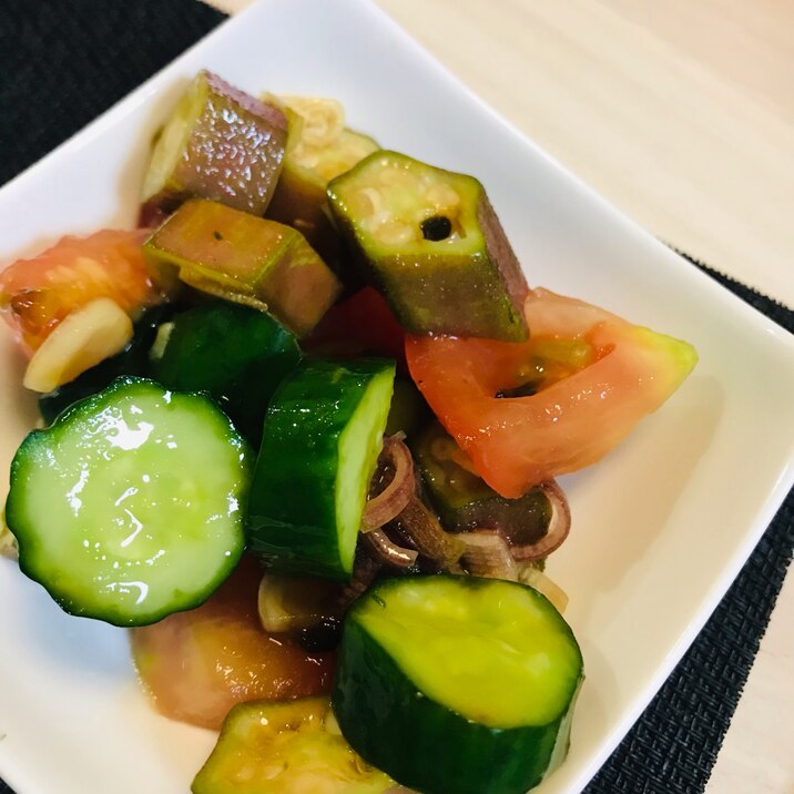 夏野菜(赤オクラ、きゅうり、トマト)のサラダ♡